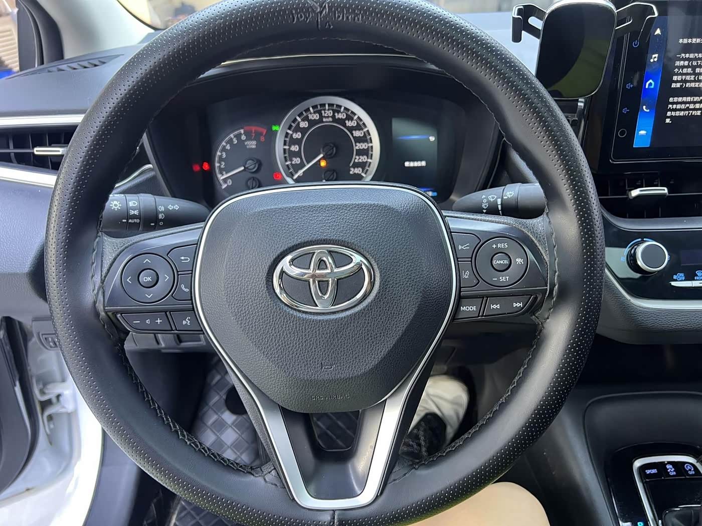 Toyota Corolla 1.2 л 2023 г. Белый, пробег 42000 км