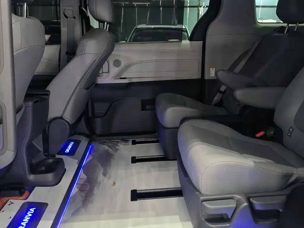 Toyota Granvia — миниатюра 10
