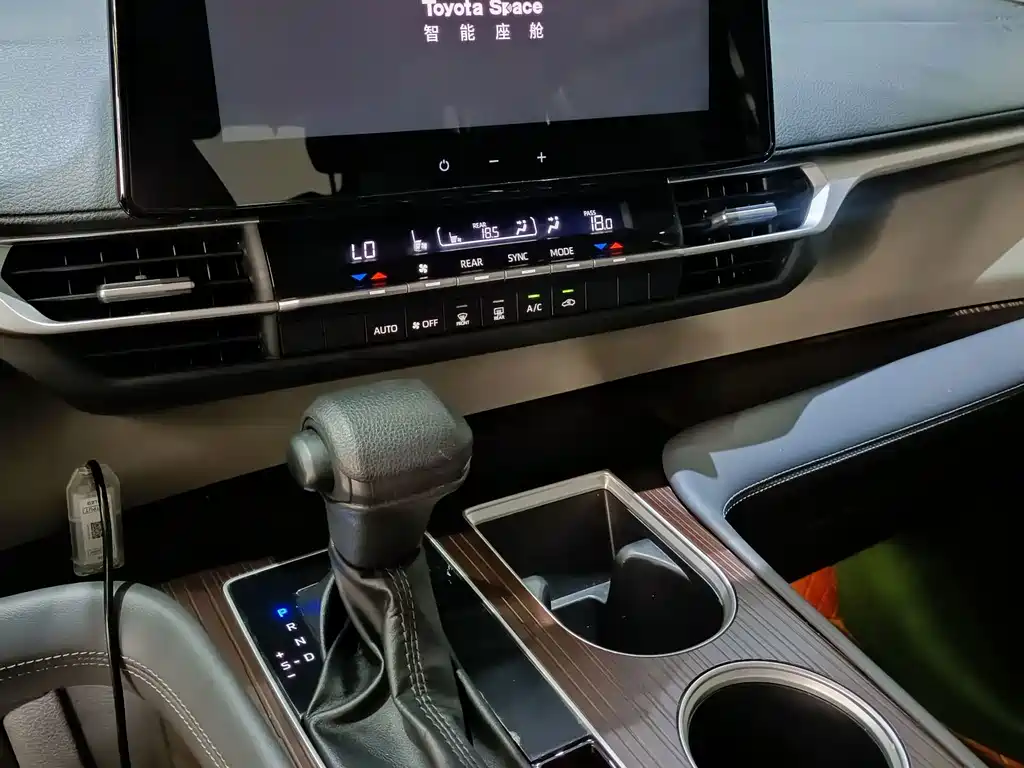 Toyota Granvia — миниатюра 7