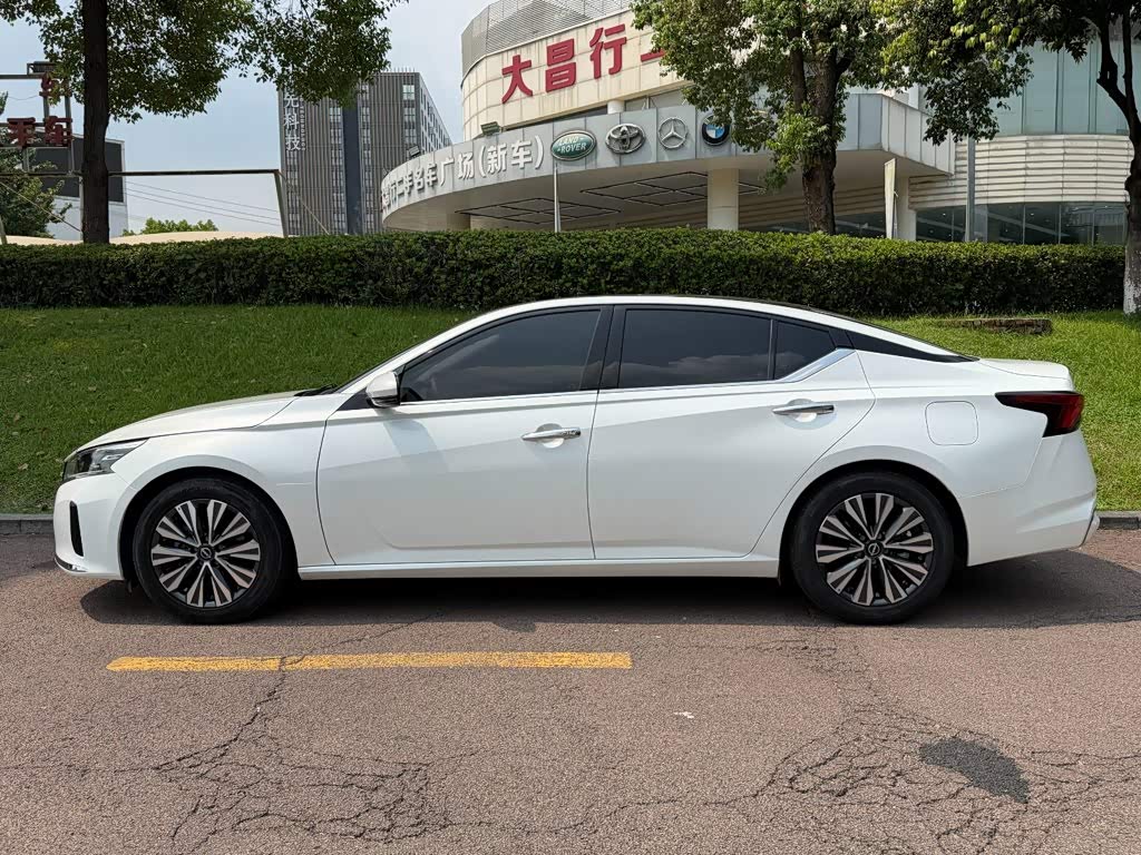 Nissan Teana 2.0 л 2024 г. Белый, пробег 38000 км
