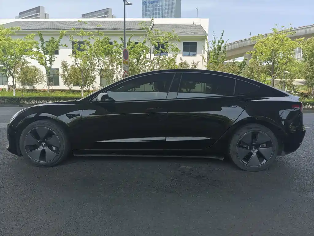 Tesla Model 3 — миниатюра 7