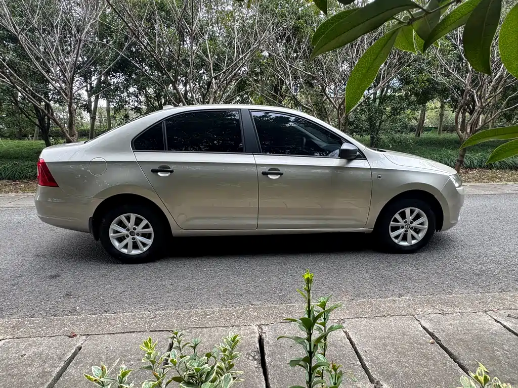 Skoda Rapid — миниатюра 7