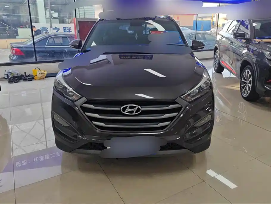 MODERN TUCSON