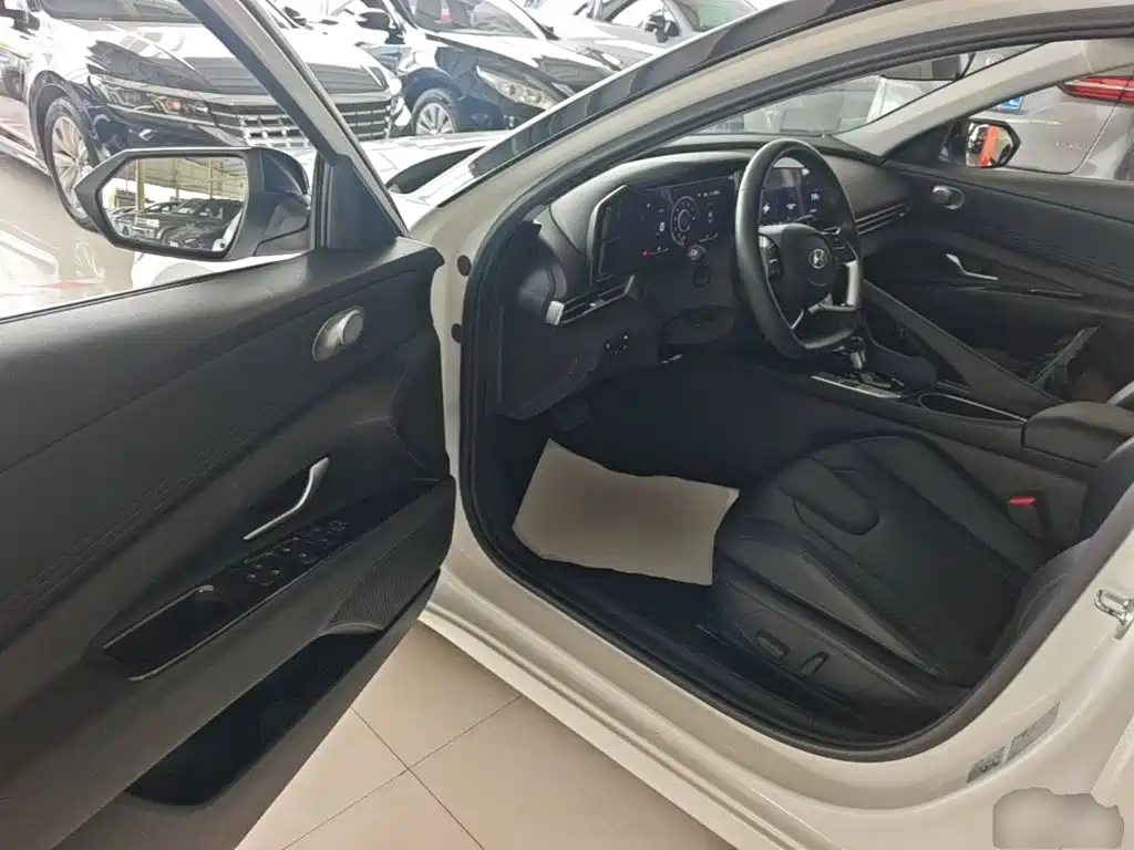 Hyundai Elantra — миниатюра 16