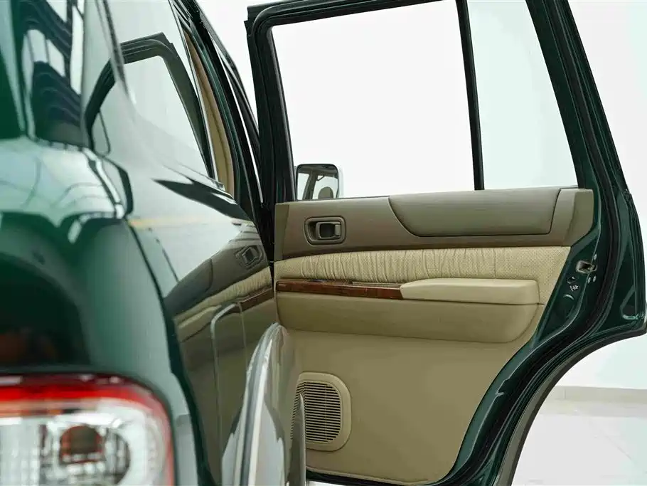 Nissan Patrol — миниатюра 17