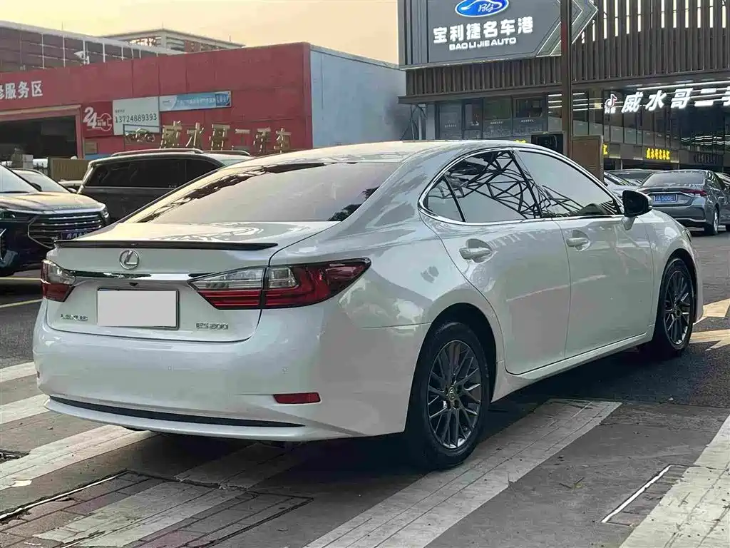 Lexus ES — миниатюра 5