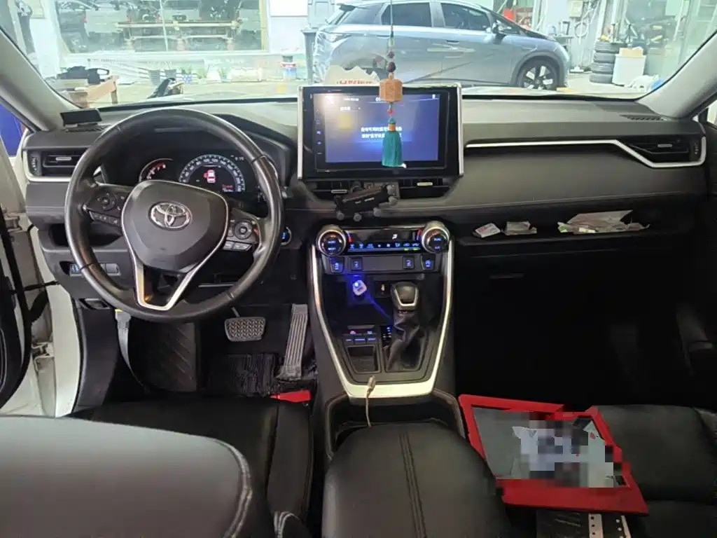 Toyota RAV4 — миниатюра 10