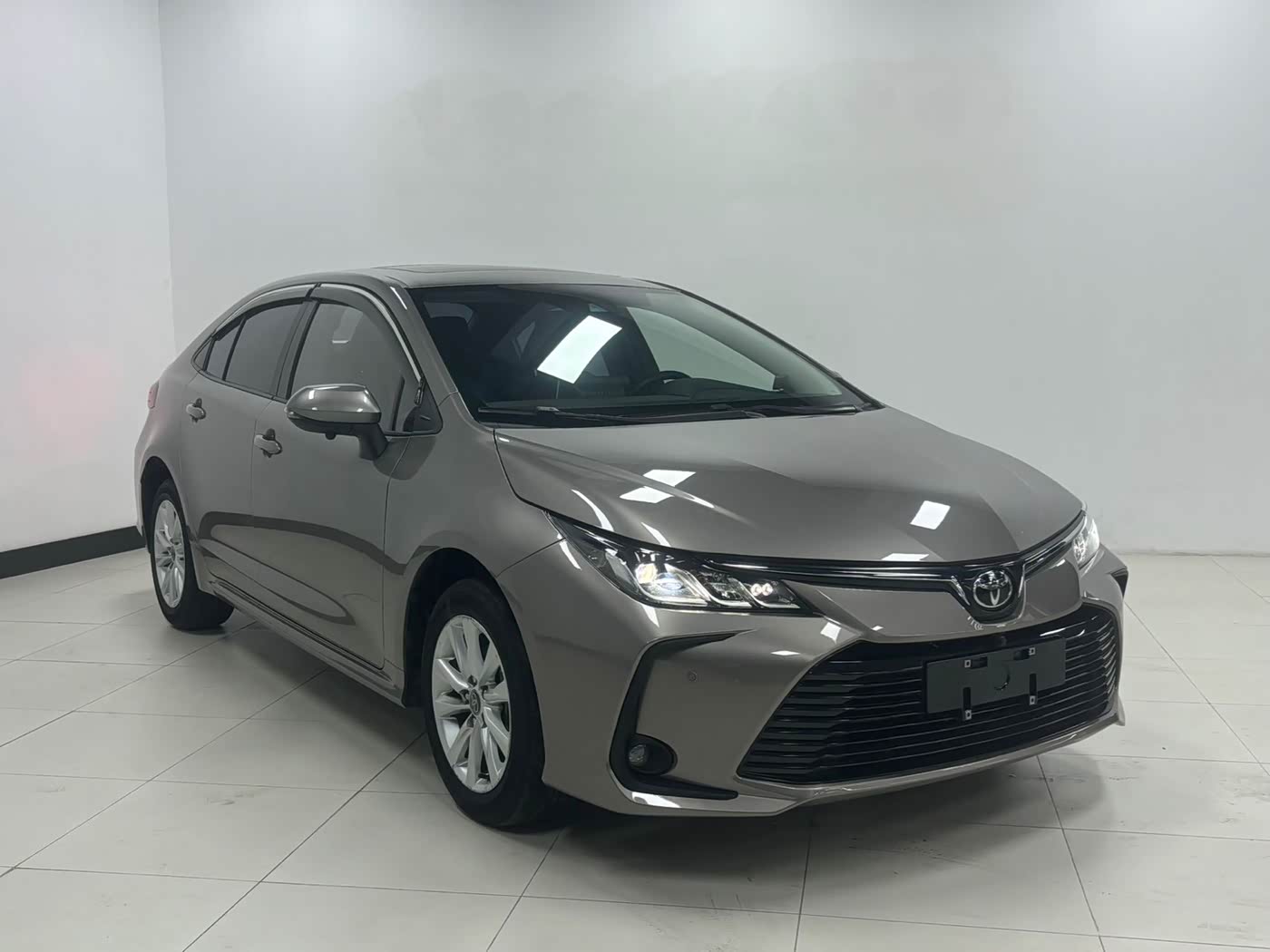 Toyota Corolla 1.2 л 2023 г. Серебристо-серый, пробег 23000 км