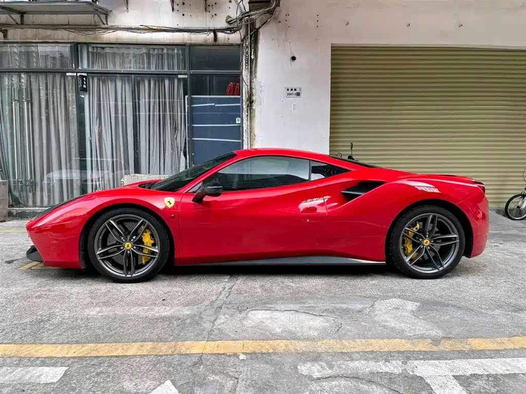 FERRARI 488
