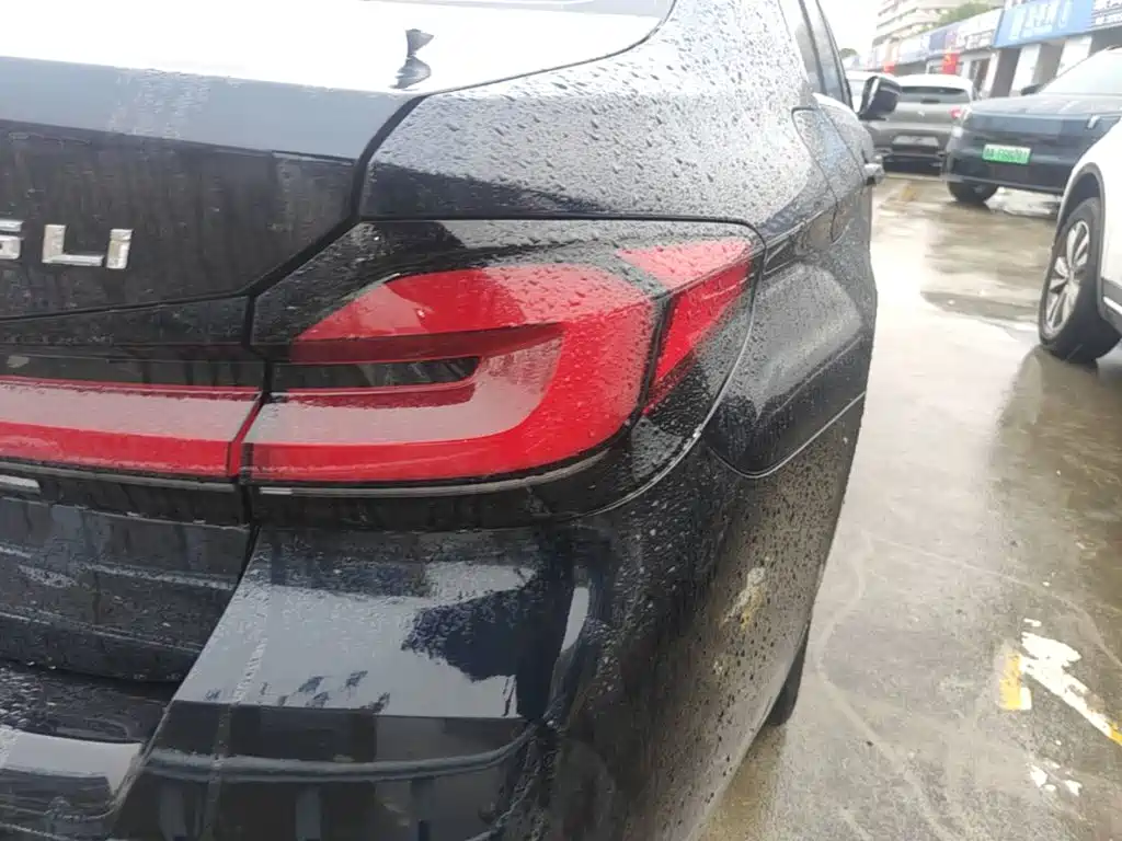 BMW 5 Series — миниатюра 8