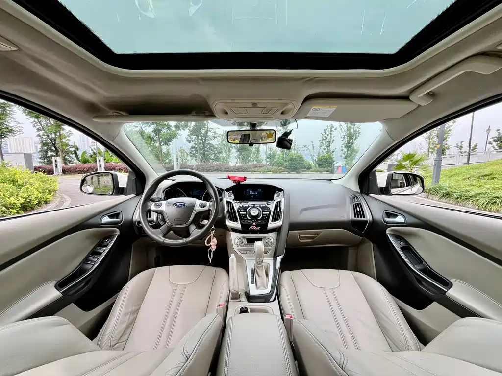 Ford Focus 2012 1.6L AT Luxury