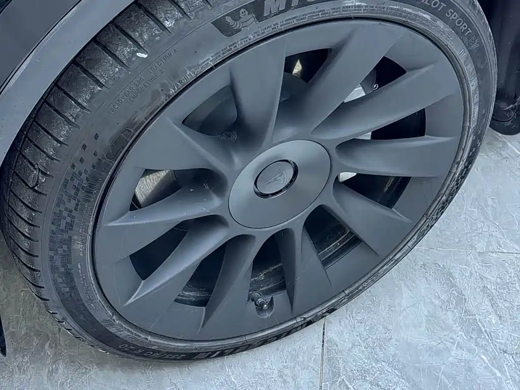 Tesla Model Y — миниатюра 5