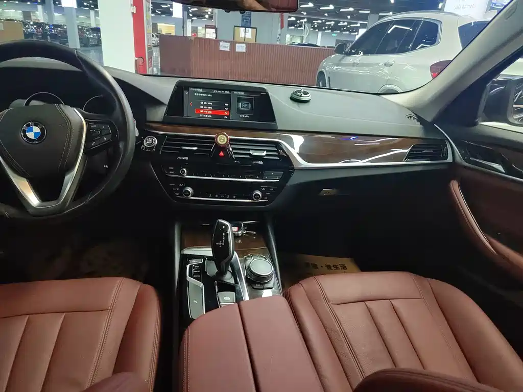 BMW 5 Series — миниатюра 12