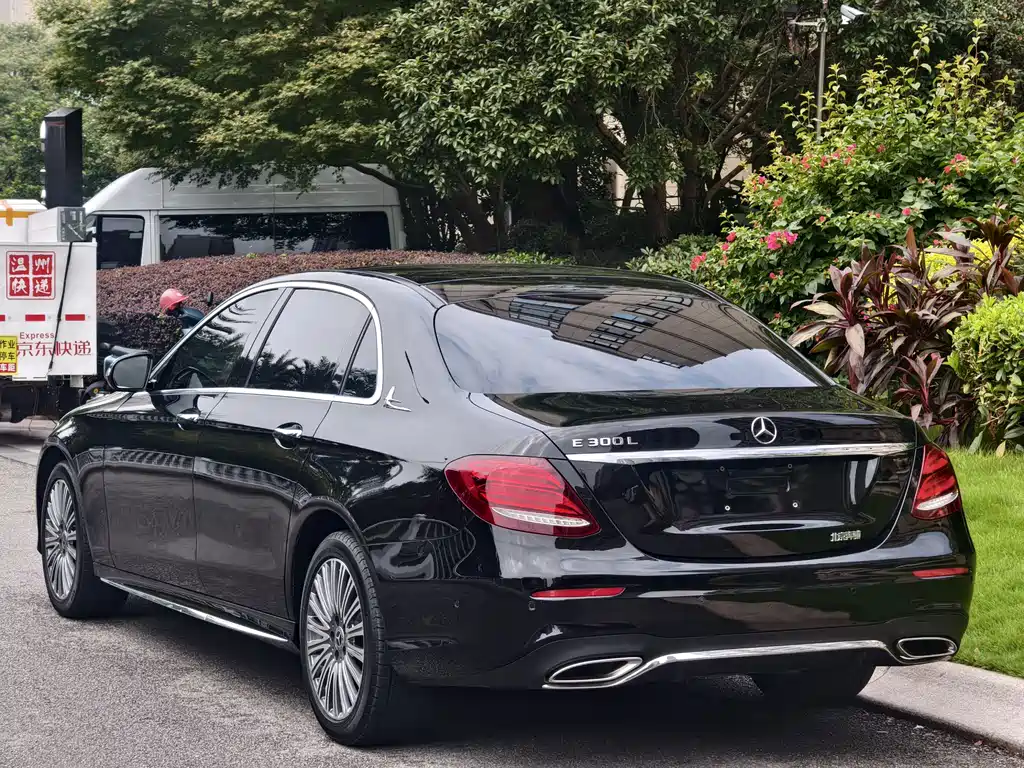 Mercedes-Benz E-Class — миниатюра 5