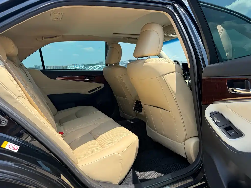 Toyota Crown — миниатюра 9
