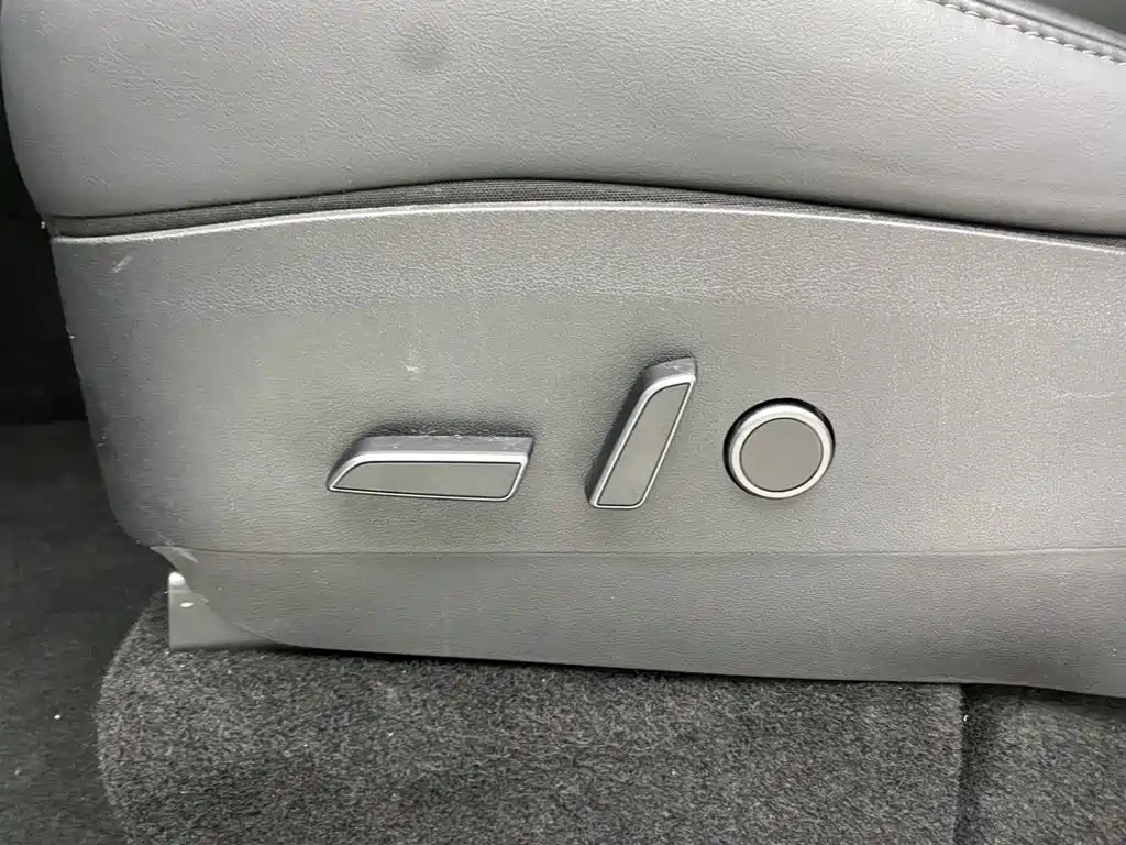 Tesla Model Y — миниатюра 26