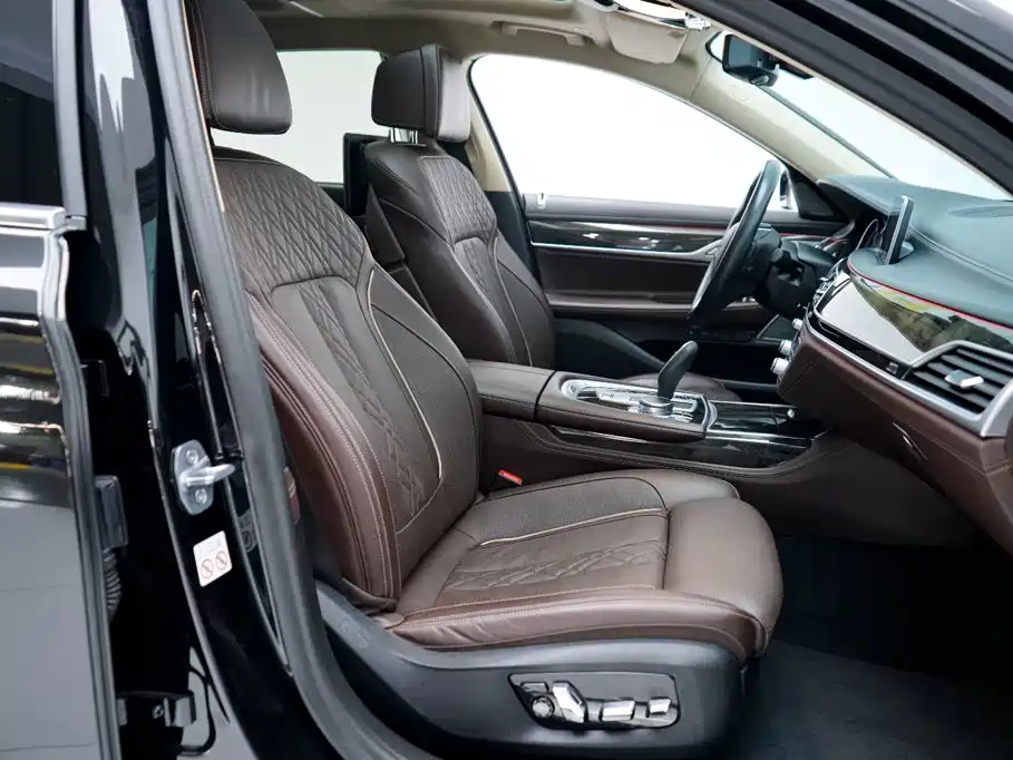 BMW 7 Series — миниатюра 6