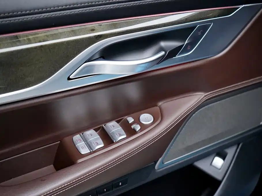 BMW 7 Series — миниатюра 27