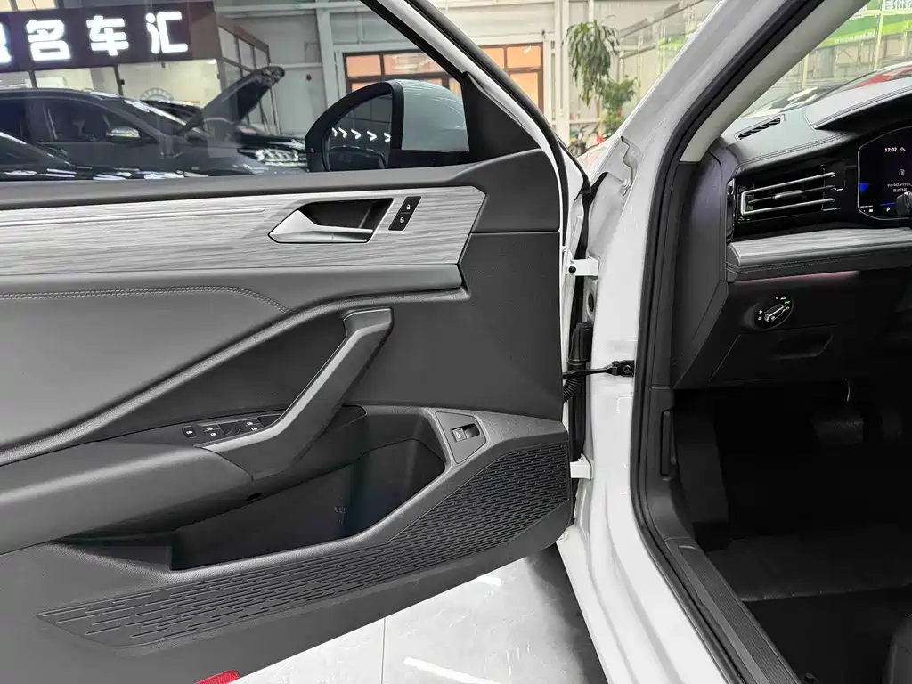 Volkswagen Sagitar 2023 280TSI DSG