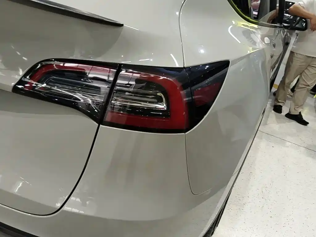 Tesla Model Y — миниатюра 8