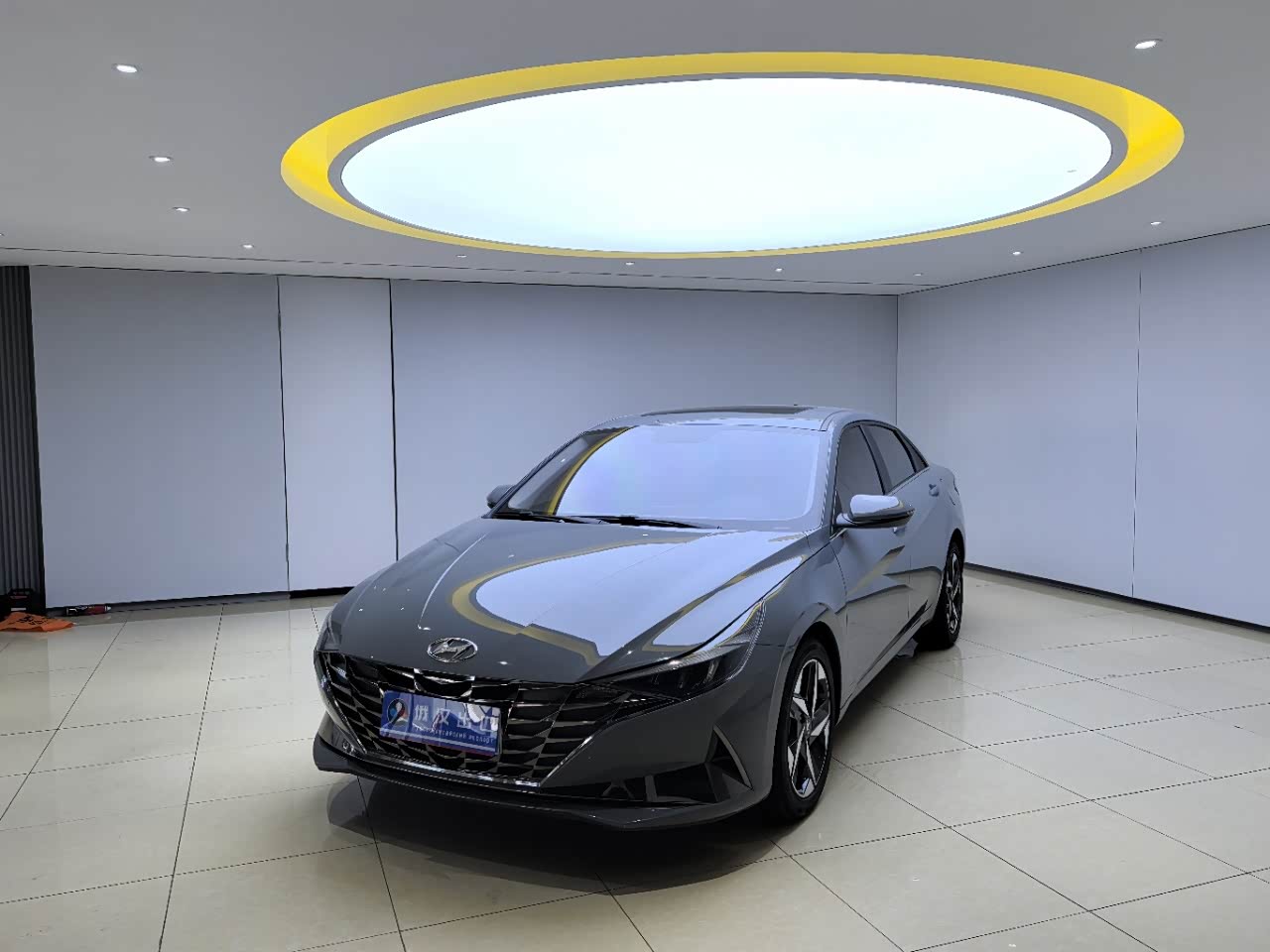 Hyundai Elantra 1.5 л 2023 г. Серебристо-серый, пробег 10000 км