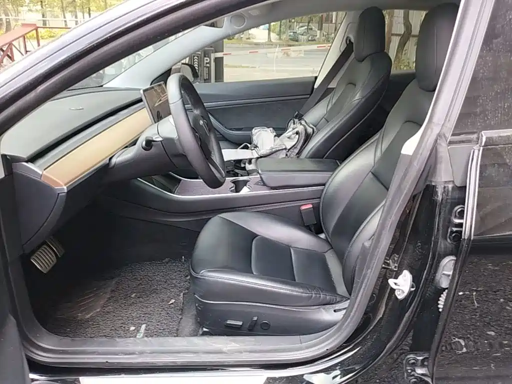 Tesla Model 3 — миниатюра 15