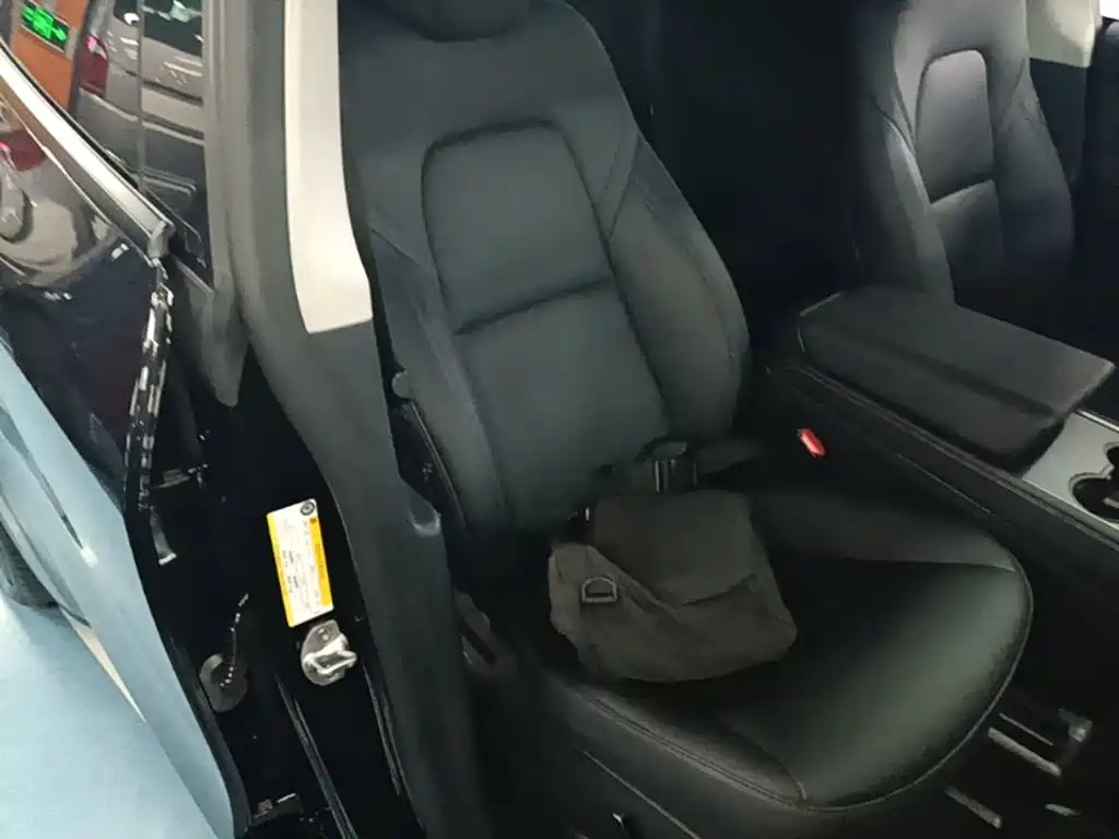 Tesla Model Y — миниатюра 25