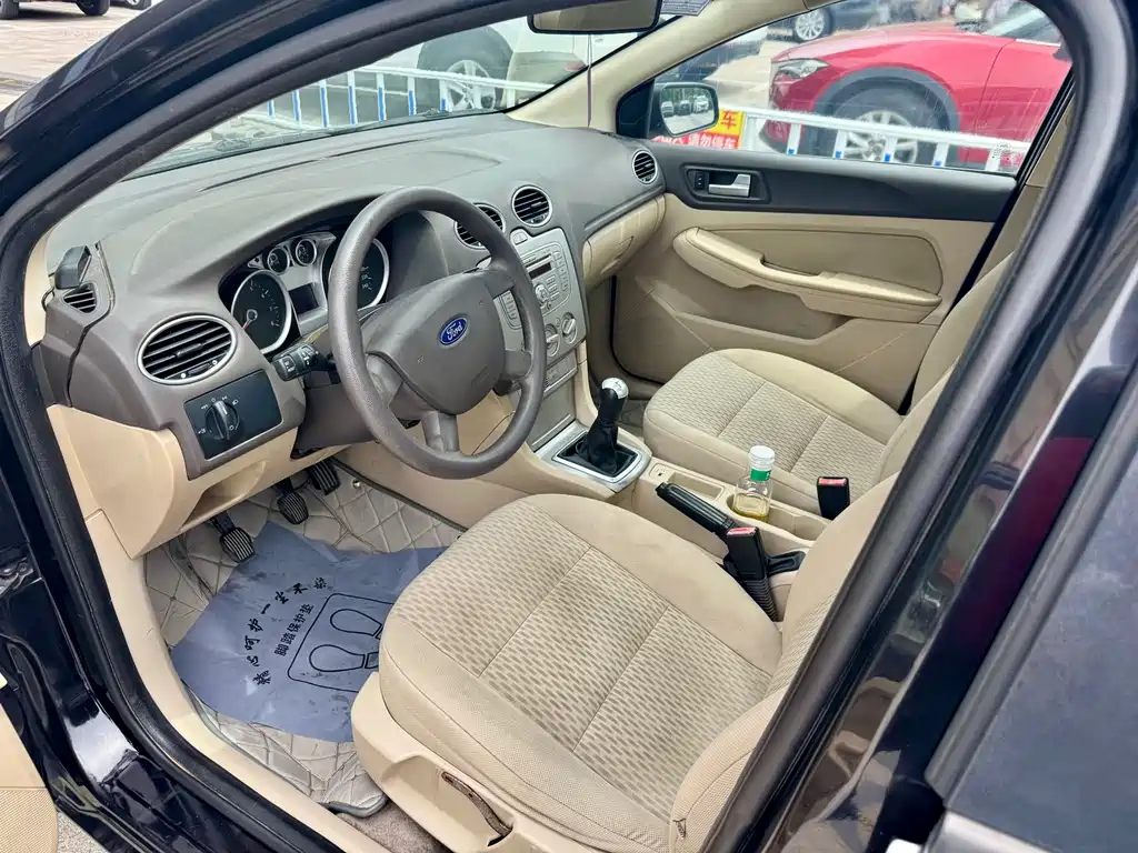 Ford Focus 2012 1.8L MT Fashion