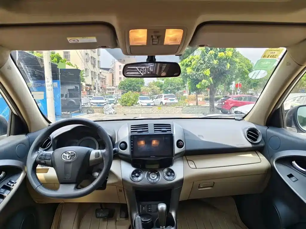 Toyota RAV4 — миниатюра 6