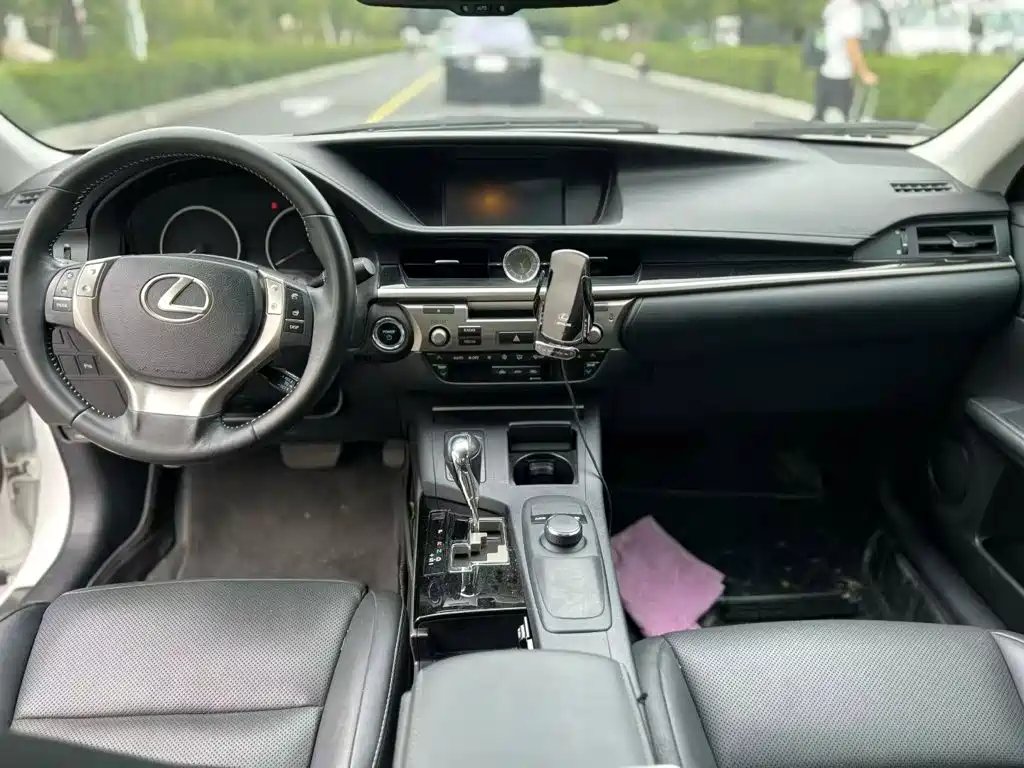 Lexus ES — миниатюра 9