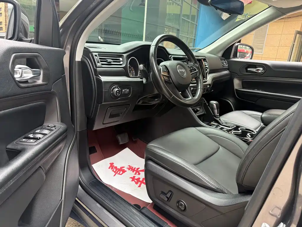 Jeep Commander — миниатюра 8