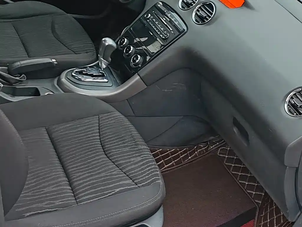 Peugeot 408 2013 1.6L AT Comfort