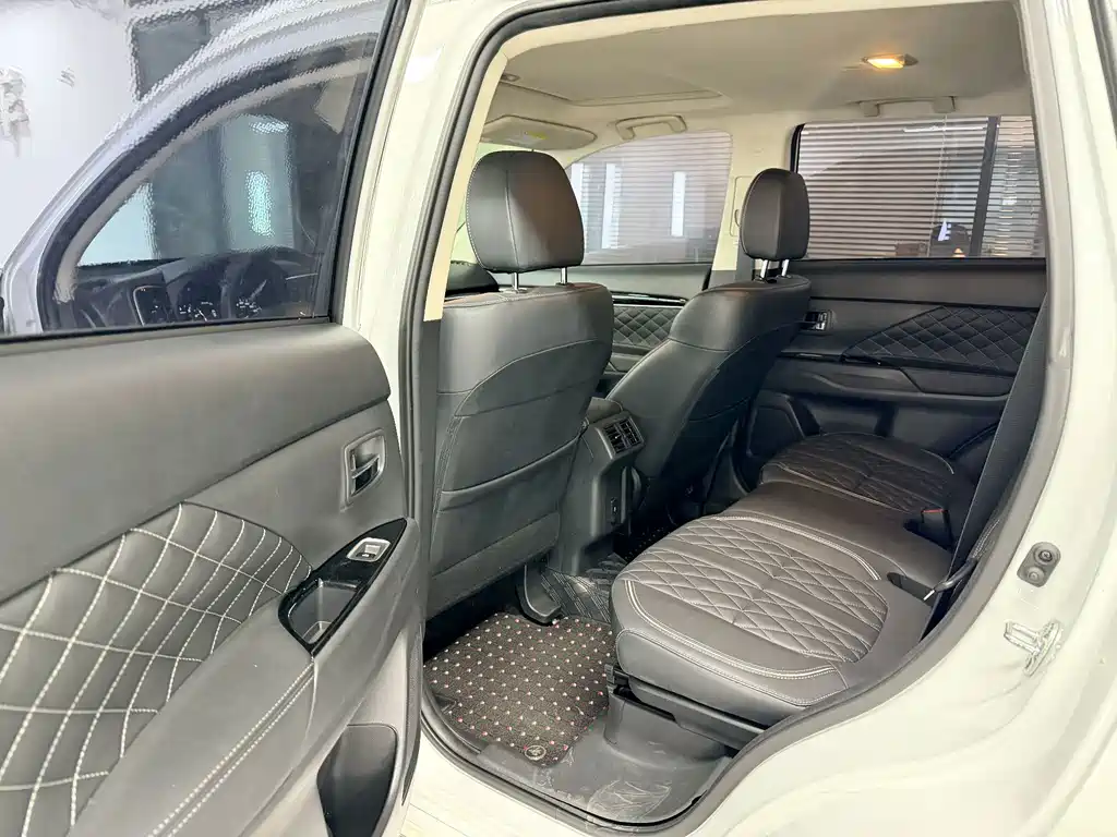 Mitsubishi Outlander — миниатюра 7