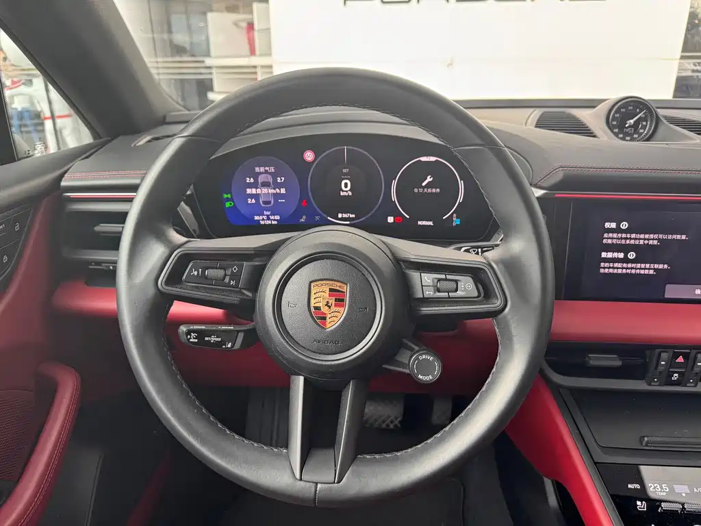 Porsche Macan EV — миниатюра 18