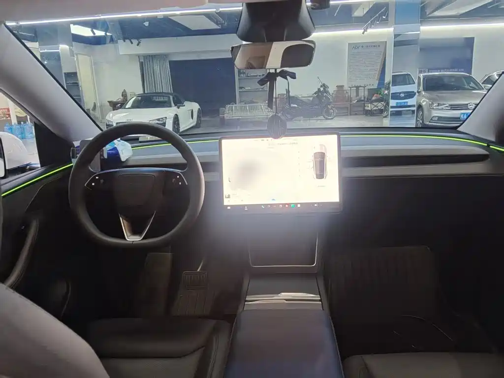 Tesla Model Y — миниатюра 10