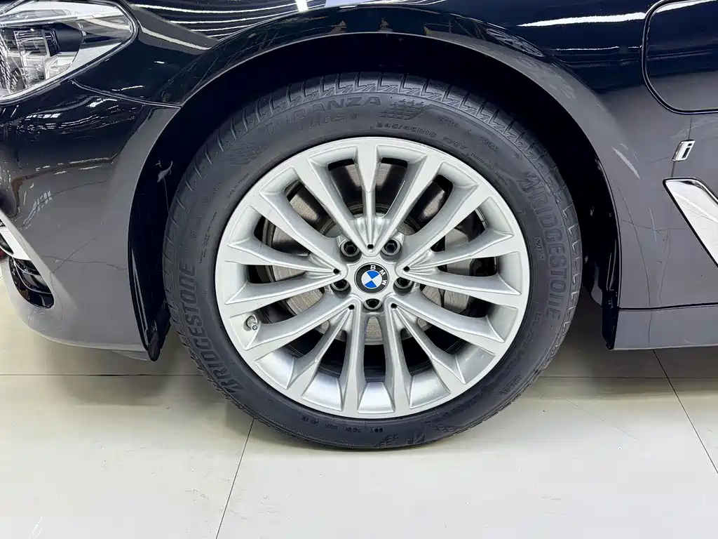 BMW 5 Series New Energy — миниатюра 7