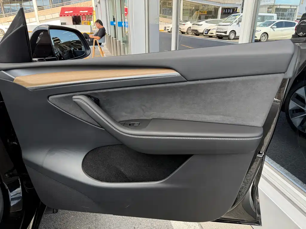 Tesla Model Y — миниатюра 18