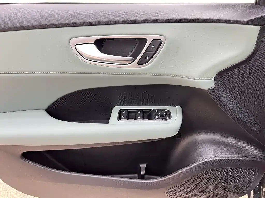 Roewe Young Wai D6 — миниатюра 12