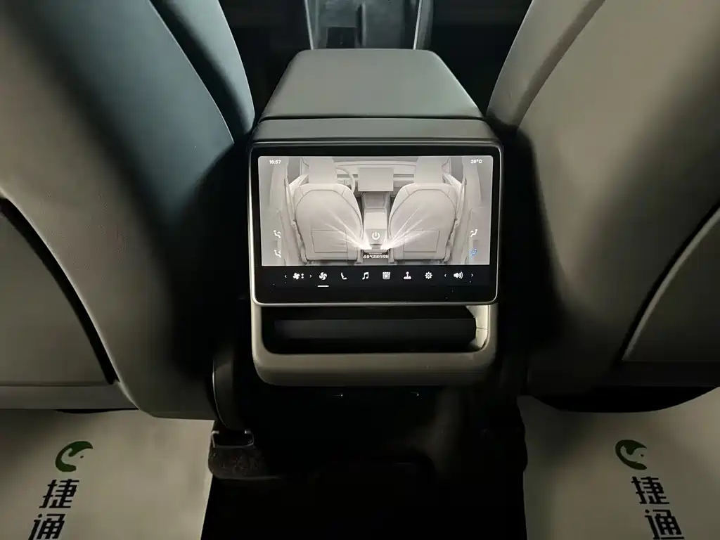 Tesla Model Y — миниатюра 19