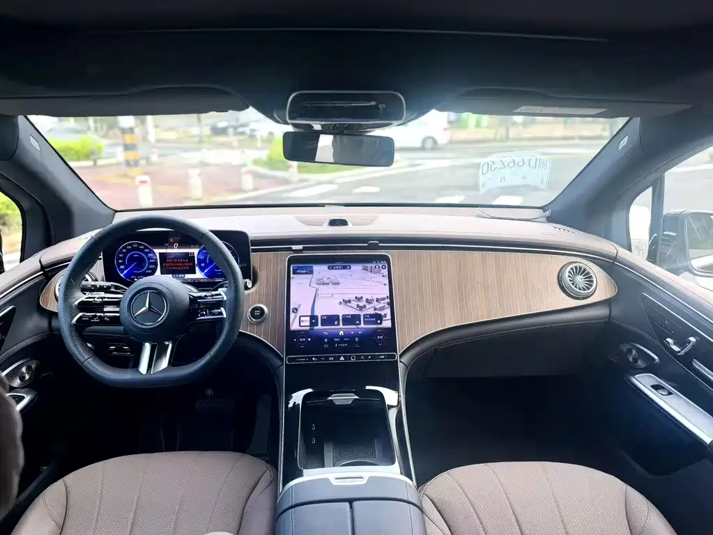 Mercedes-Benz EQE SUV — миниатюра 9