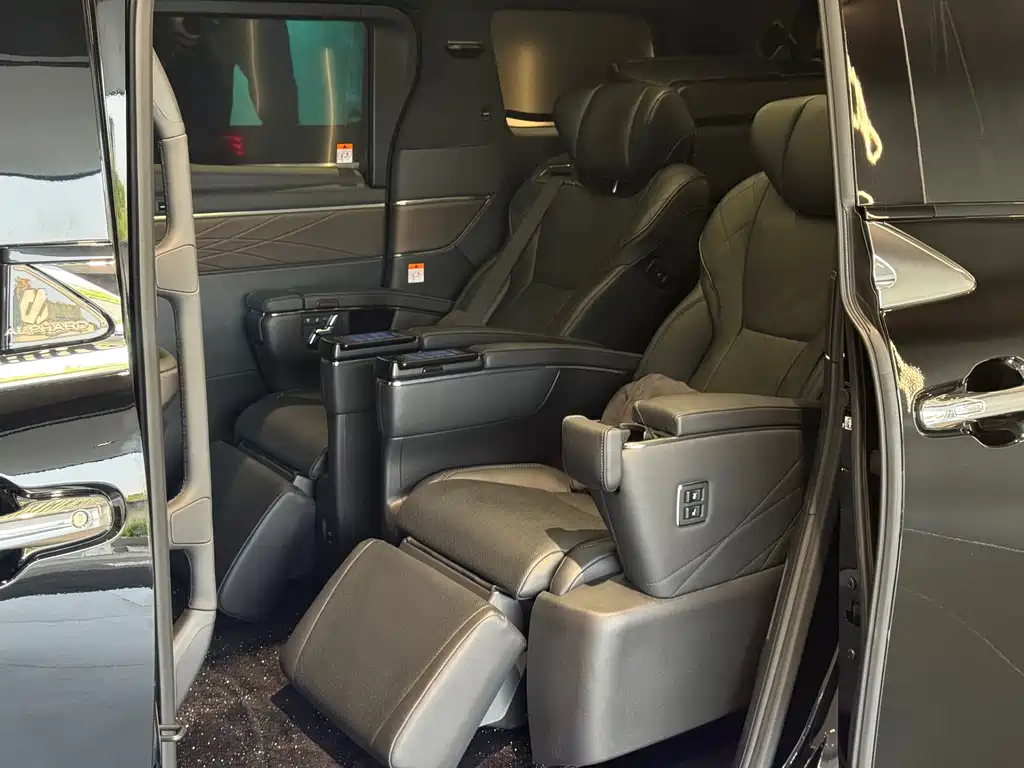Toyota Alphard — миниатюра 8