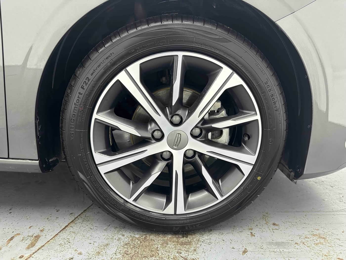 Geely Emgrand 1.5 л 2022 г. Серебристо-серый, пробег 25000 км