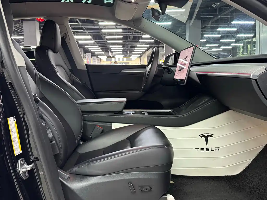 Tesla Model Y — миниатюра 15