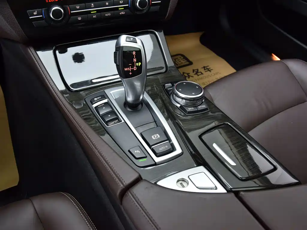BMW 5 Series — миниатюра 13