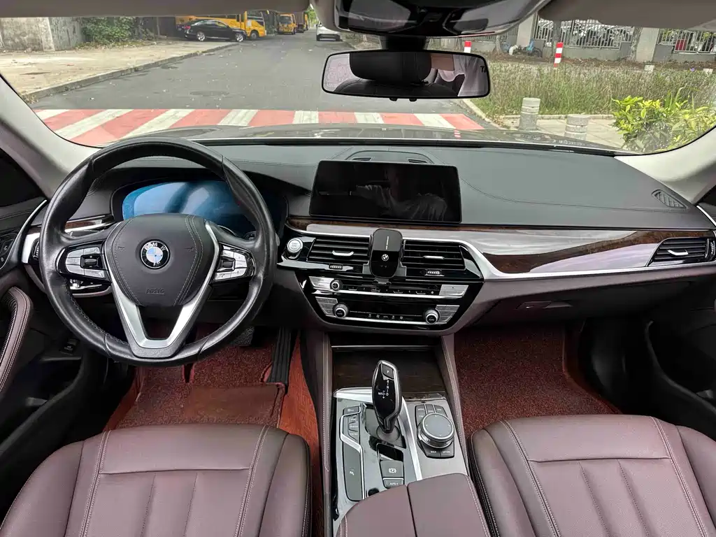 BMW 5 Series — миниатюра 13