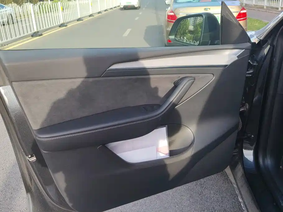Tesla Model Y — миниатюра 6