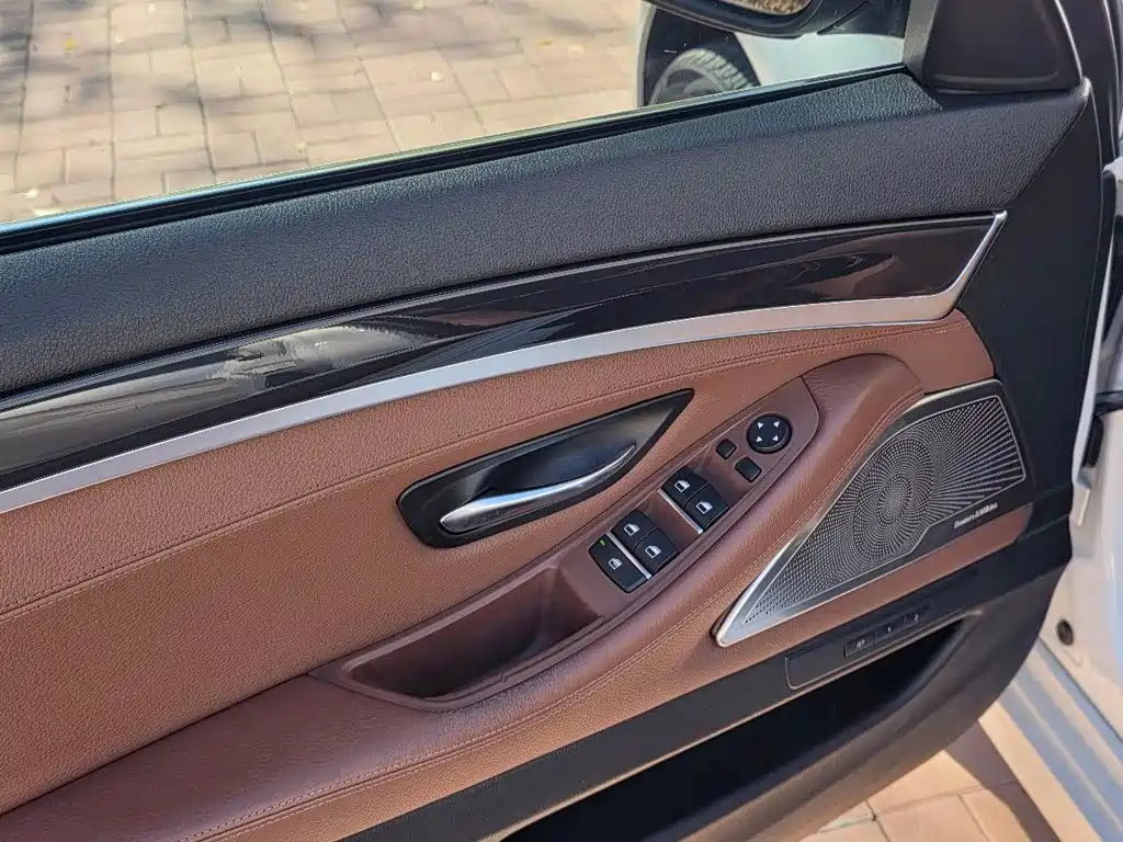 BMW 5 Series — миниатюра 6
