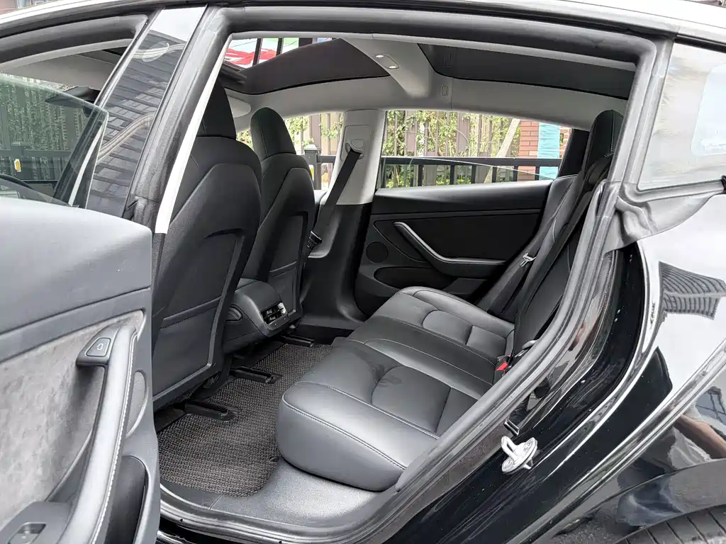 Tesla Model 3 — миниатюра 10