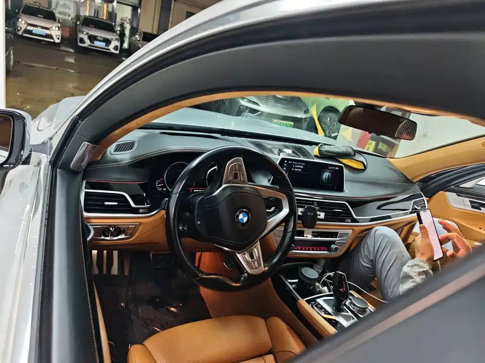BMW 7 Series — миниатюра 4