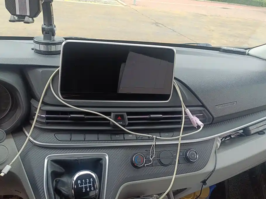 MAXUS V90 — миниатюра 13